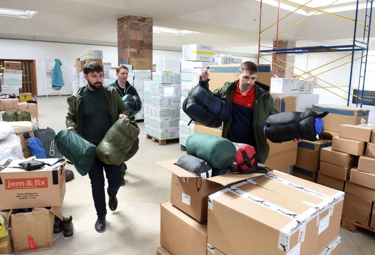 гуманiтарна допомога, волонтери, вiйна