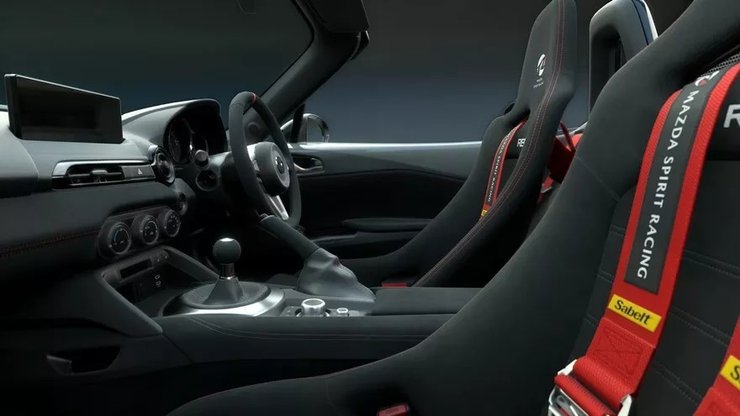 У салоні встановили спортивні крісла Recaro