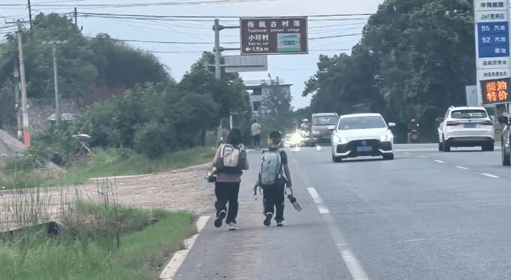 Отец отправившись в изнурительный поход длиной 800 км вместе с детьми, чтобы проверить их на прочность