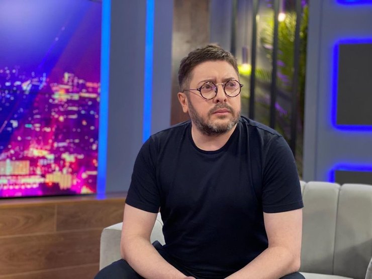 Ведущий Алексей Суханов