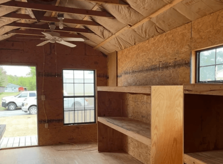 Хіларі Еллісон біля свого будинку