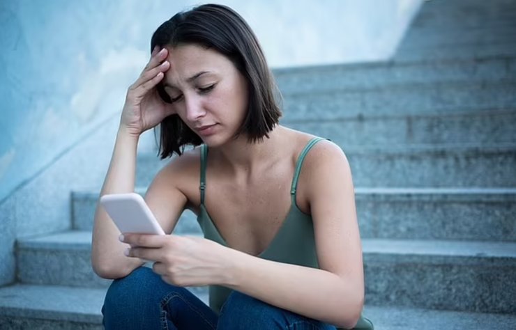 Дівчина зі смартфоном