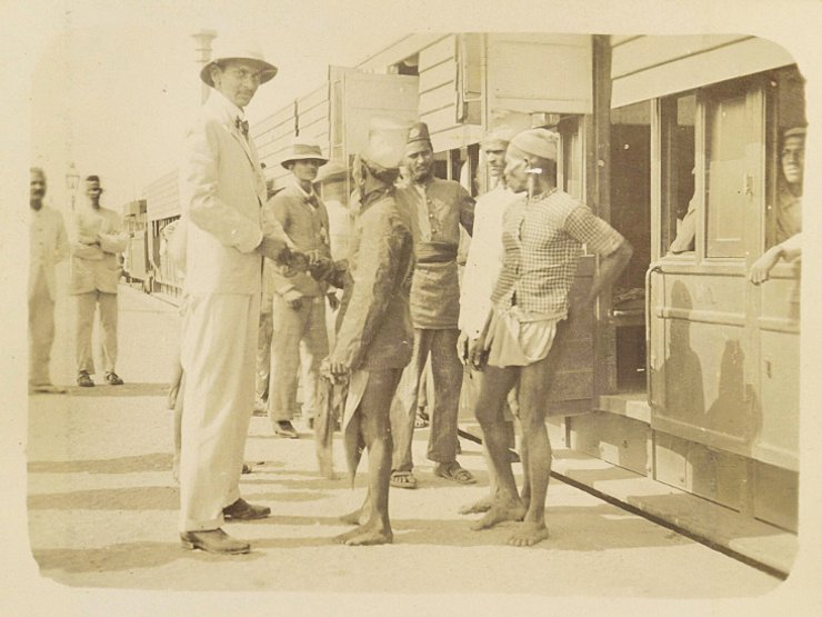 фото, Медицинское обследование прибывших пассажиров во время вспышки чумы на железнодорожной станции Бандра в 1890-х годах