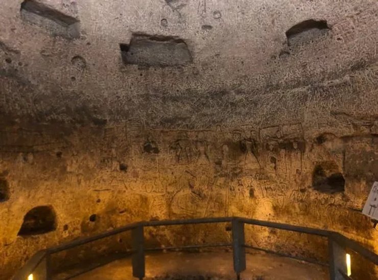 Печера під містом у Британії, стародавня печера, таємна печера, малюнки на стінах, загадкові малюнки, різьблення на стінах,