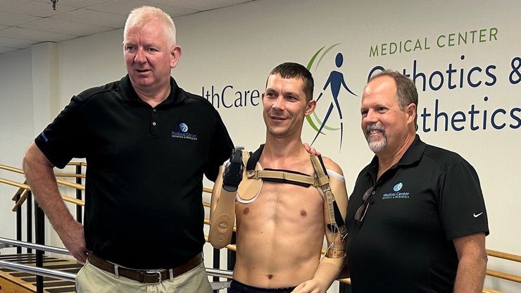 Військовослужбовець Ілля Миколайчук із протезистами