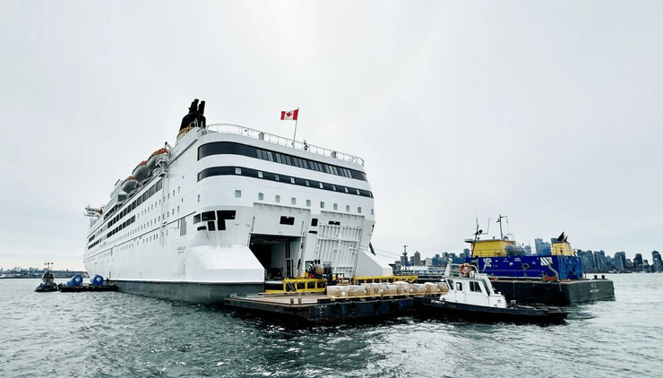 Круизный лайнер, судно, корабль, старый круизный лайнер, отель, отель на воде, живут рабочие, передвижной отель, удобства