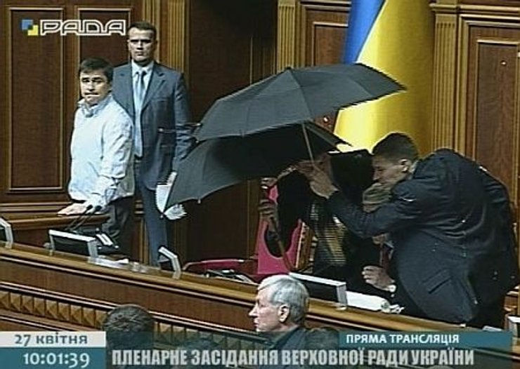 спикер ВР Владимир Литвин, яца в литвина, забросали яйцами
