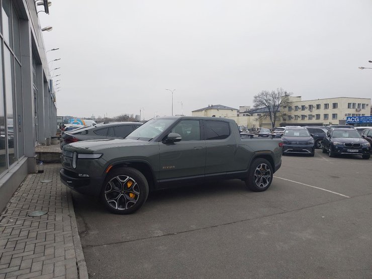 Rivian R1T, суперкар Aston Martin, суперкар Ferrari, Dodge Viper, Ram 1500 TRX