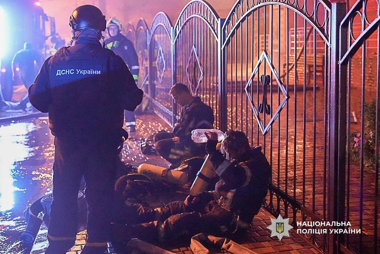 Рятувальники відпочивають після роботи в Одесі