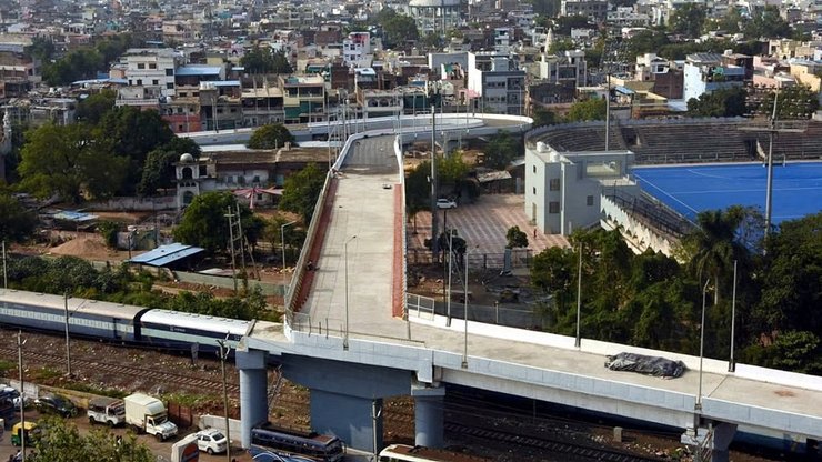 Міст в Індії з дорогою під кутом