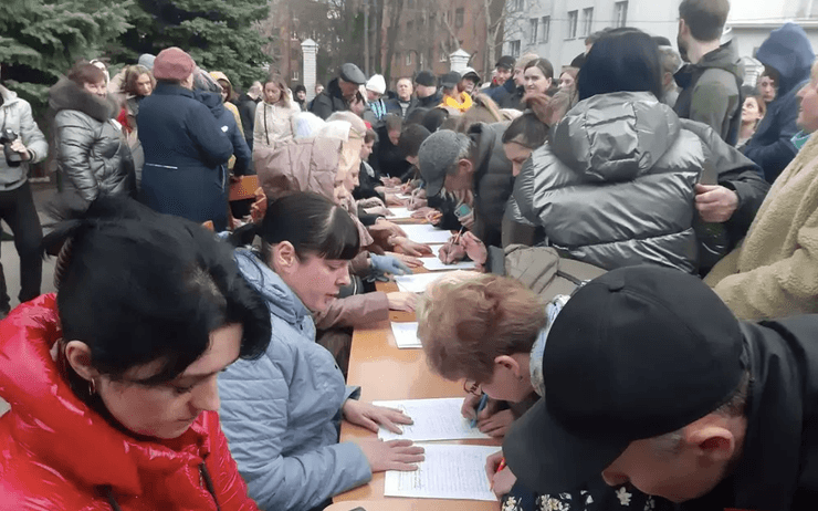 Сбор подписей у храма