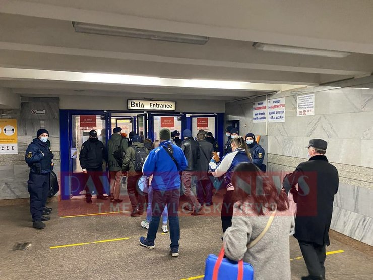 Полиция, спецпропуска, метро, Киев