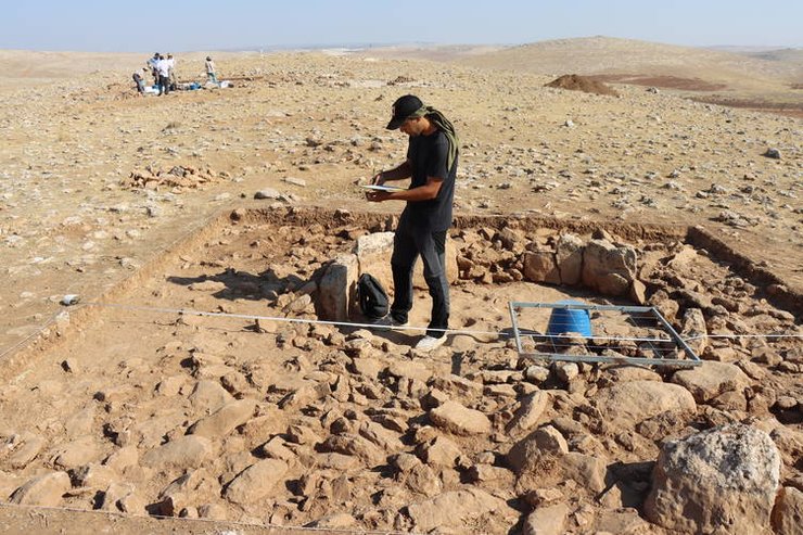 Археологи раскапывают курган