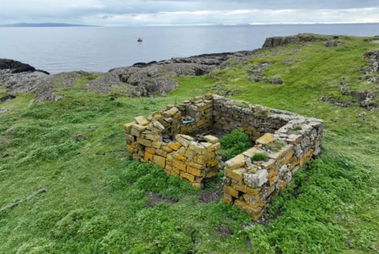 Остров Фладда-Чуайн в Шотландии, плоский остров, посещали викинги, мифы и легенды, необитаемый остров, продажа острова