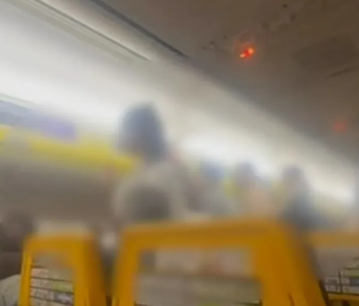 Драка на борту самолета Ryanair, туризм, путешествия, курьезы, экстренная посадка авиалайнера, инцидент в небе, Великобритания