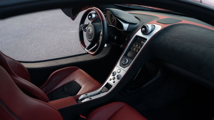 салон McLaren 12C, суперкар McLaren, Льюїс Гамільтон