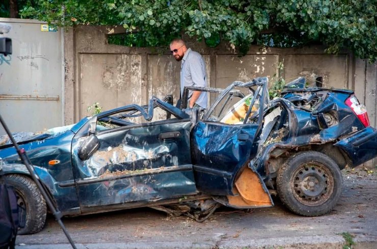фото пошкодженої машина після удару РФ по Києву 20 серпня