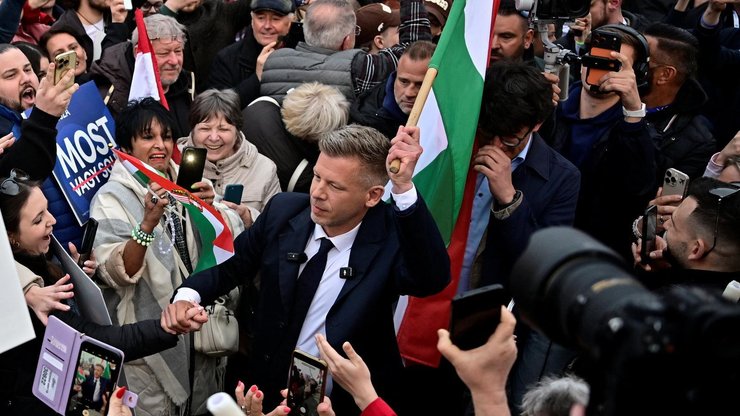 петер мадьяр с флагом венгрии