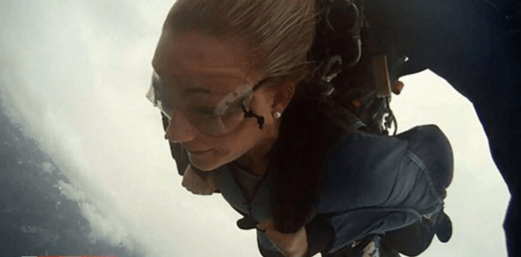 Дівчина впала після стрибка з парашутом, не розкрився парашут, впала з висоти 4,5 км, стрибок з парашутом, вижила після падіння, Емма Кері