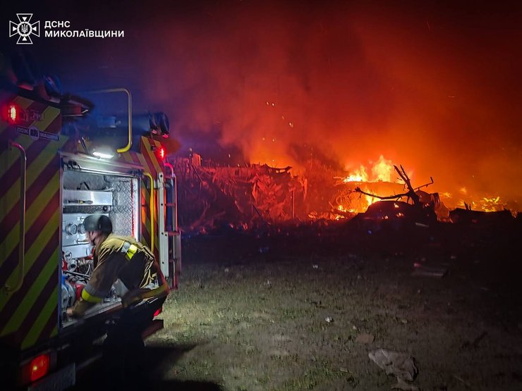 Пожежа на місці влучання російської ракети у Миколаєві