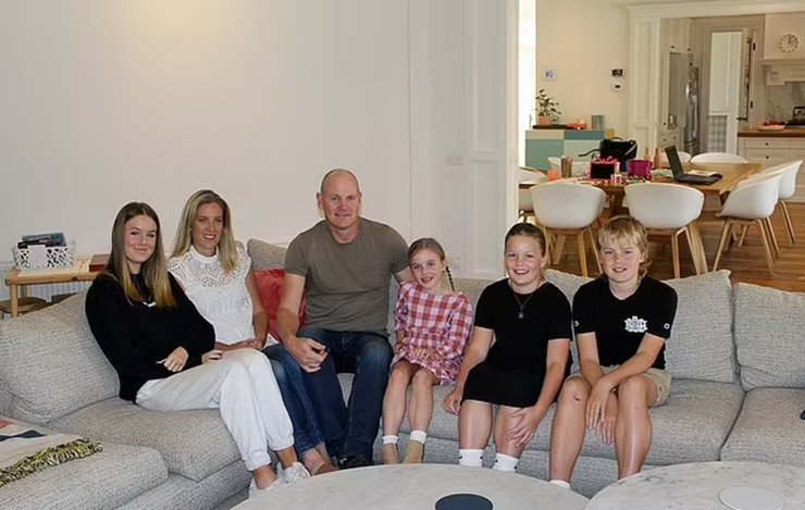 8-летняя девочка купила дом, девочка с братом и сестрой купила дом, недвижимость, инвестиции, депозит, семья, курьезы