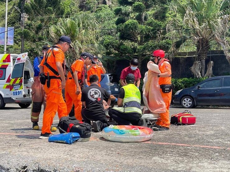 Спасатели оказывают помощь Хонгу
