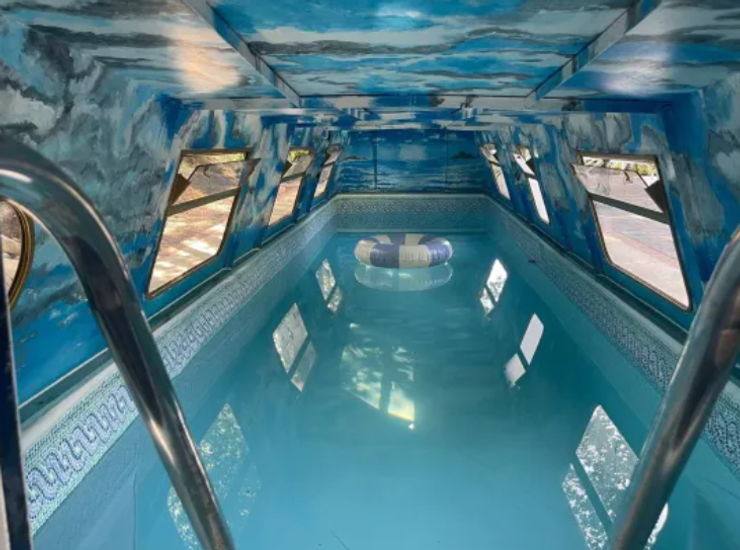 Стівен Кадді збудував канал для своєї 10-метрової баржі, проєкт винахідника, незвичний готель