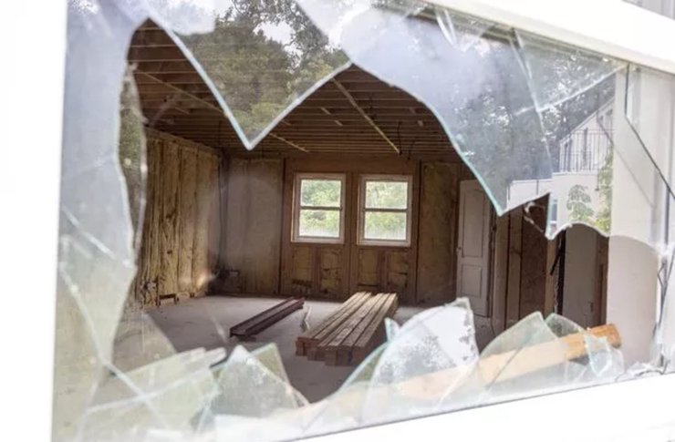 Заброшенный город, город-призрак, пустые дома, жилой комплекс, разрушенные постройки, поселок, район города, пустые улицы