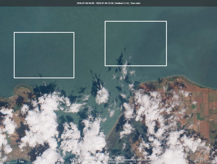 фото двух скоплений кораблей в Азовском море у берегов Кубани