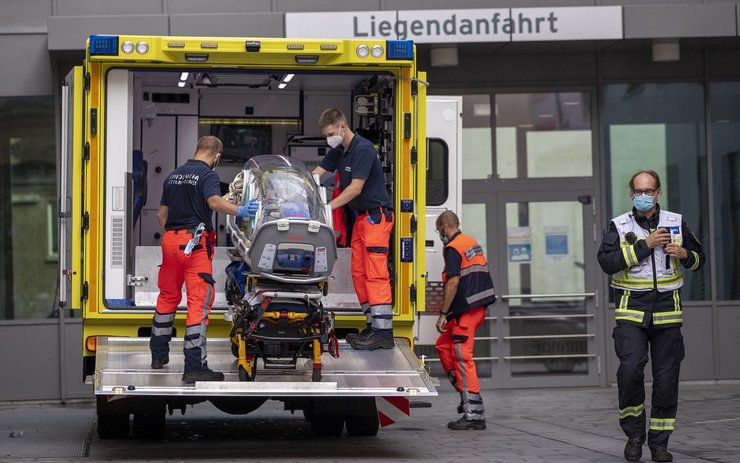 фото, Навальный в переносном изоляторе в Берлинской скорой, отравлечние, шарите