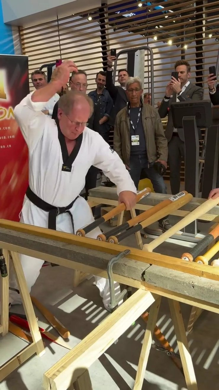 Пенсионер Мухамед Кахриманович разбивает бейсбольные биты