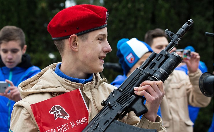 Воспитанников "Юнармии" уже много лет готовят к войне