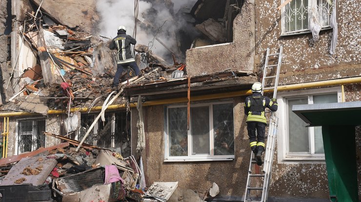В Сумах под завалами дома еще могут находиться люди