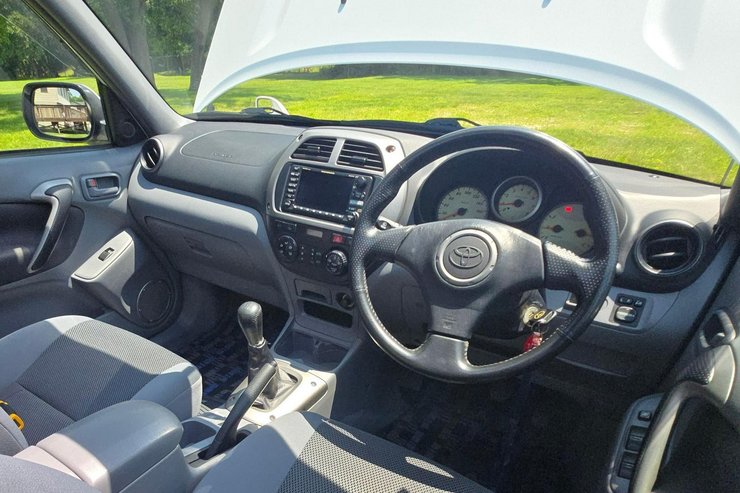 Салон Toyota RAV4, Toyota RAV4 2000, кроссовер Toyota, капсула времени