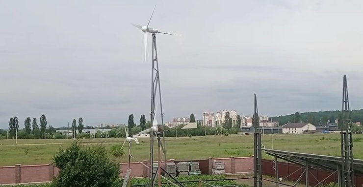 Вітрогенератори у дворі будинку Богдана Кушлика