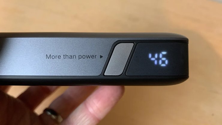 Дисплей Ugreen Nexode Power Bank