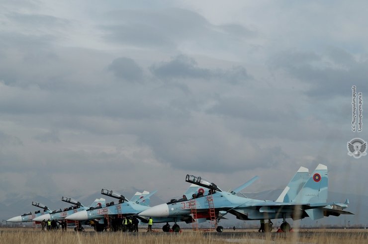 Су-30СМ стоят на аэродроме