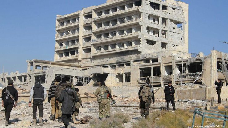 Последствия от авиаудара той же больницы.