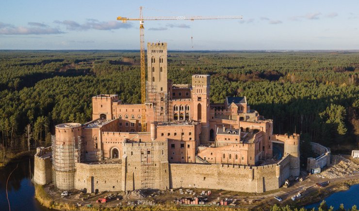 Замок Стобница в Польше, тайна замка, посреди замерзшего озера нашли замок, история строительства замка,