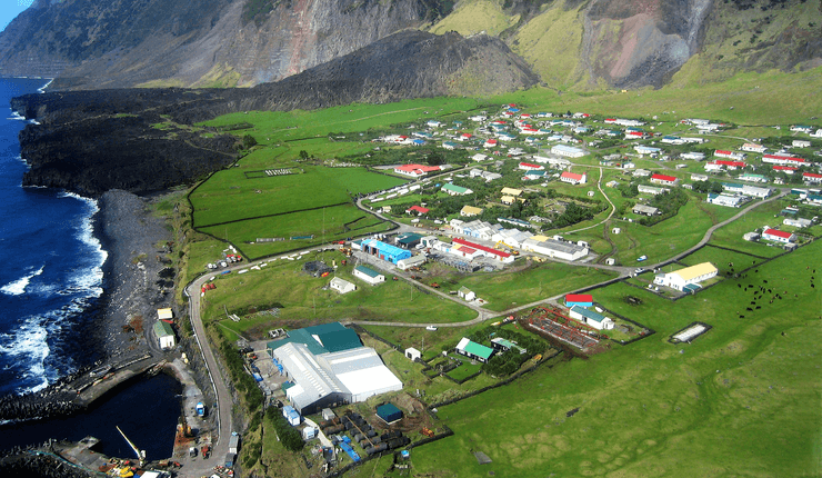 Острів Трістан-да-Кунья, відокремлений острів, місце без замків, усі один одного знають, 10 сімей, на острові немає злочинності, туристи