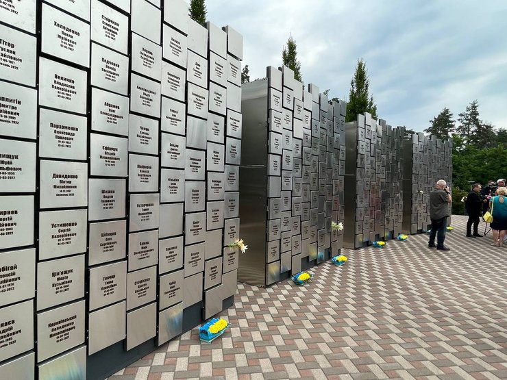 в буче открыли мемориал, новый мемориал в буче фото, памятник в буче фото, памятник погибшим буча, в буче открыли памятник фото