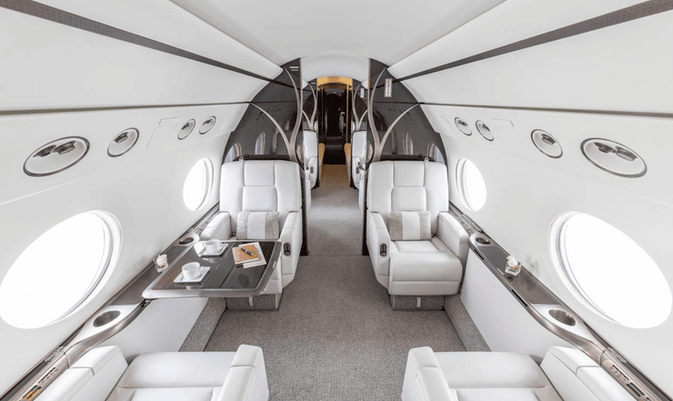 Інтер'єр приватного літака Gulfstream із зоною відпочинку для пасажирів