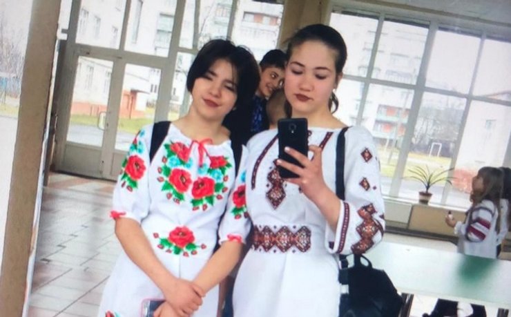 Львов, школьницы