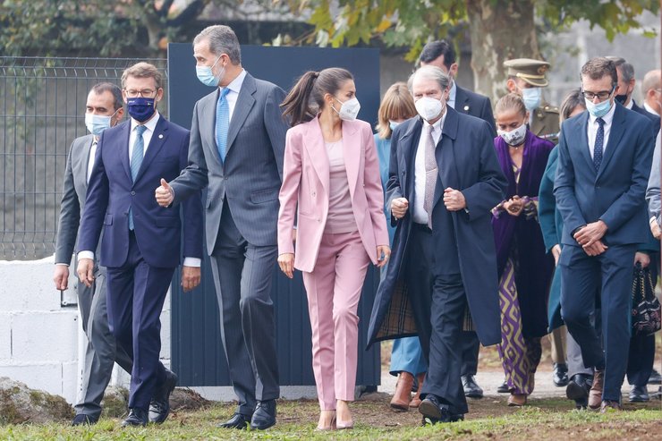 королева летиция, королева испании, розовый костюм, официальный визит