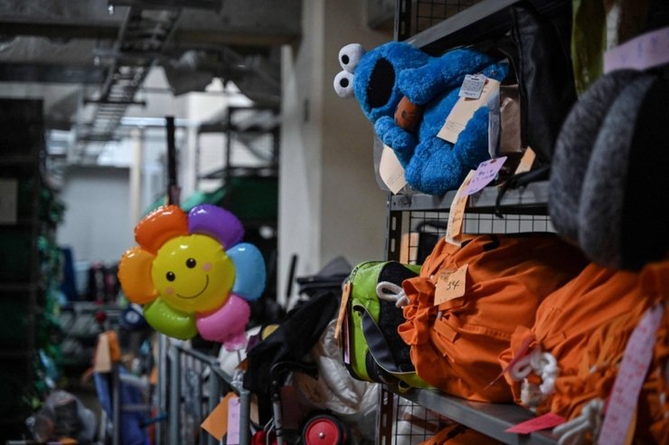 Предметы лежат на полках Центра потерянных находок Департамента столичной полиции Токио в районе Иидабаси в центре Токио. | AFP-Jiji