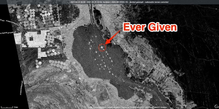 Ever Given, контейнеровоз, суэц, озеро, фото