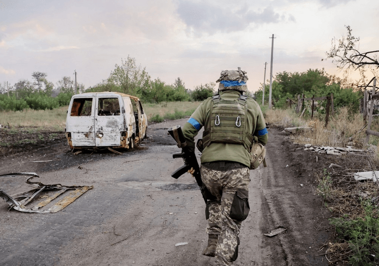 Фото знищеної техніки на дорозі в Суджі