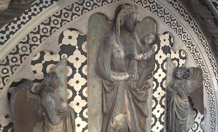 статуя діви марії