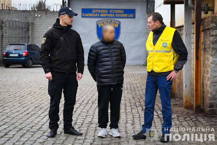 Полиция выпроваживает осужденного гражданина КНР