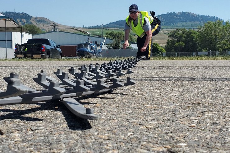 полицейское авто, полицейские шипы, полицейская погоня, нарушение ПДД